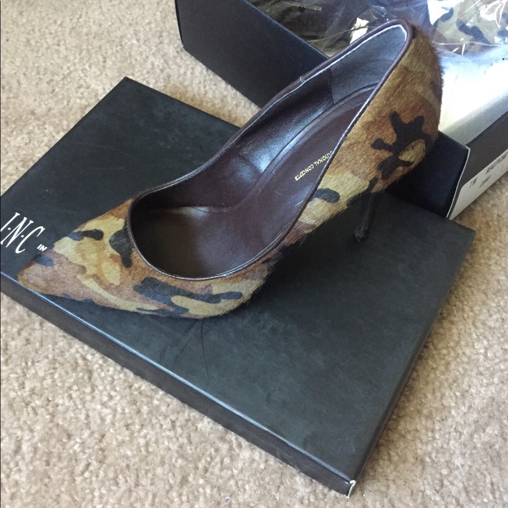 Camouflage pumps